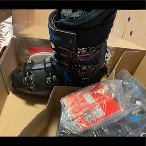 Atomic ski boots